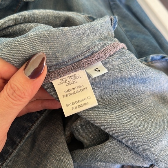 Cloth & Stone Chambray Split Back Button Down Long Sleeve Top - Picture 8 of 9